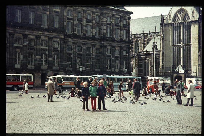 31.Amsterdam mei 1973 Brigitte,Marion,Peter.JPG